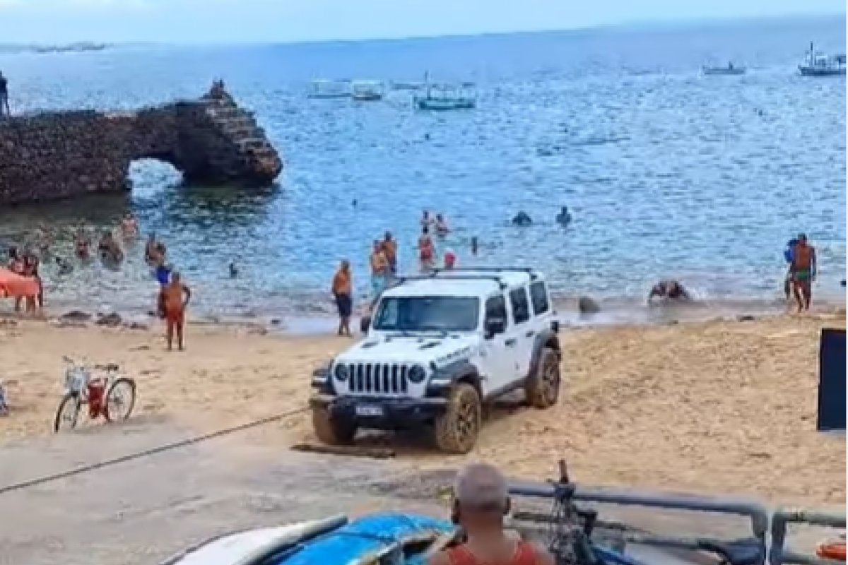 Carro é retirado da praia do Porto da Barra nesta segunda-feira (25)