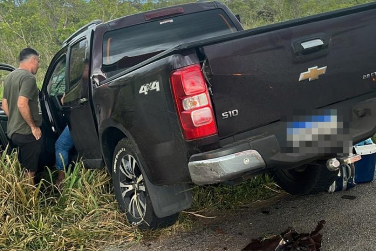 Colisão entre caminhonete e carro resulta na morte de pais e filhos