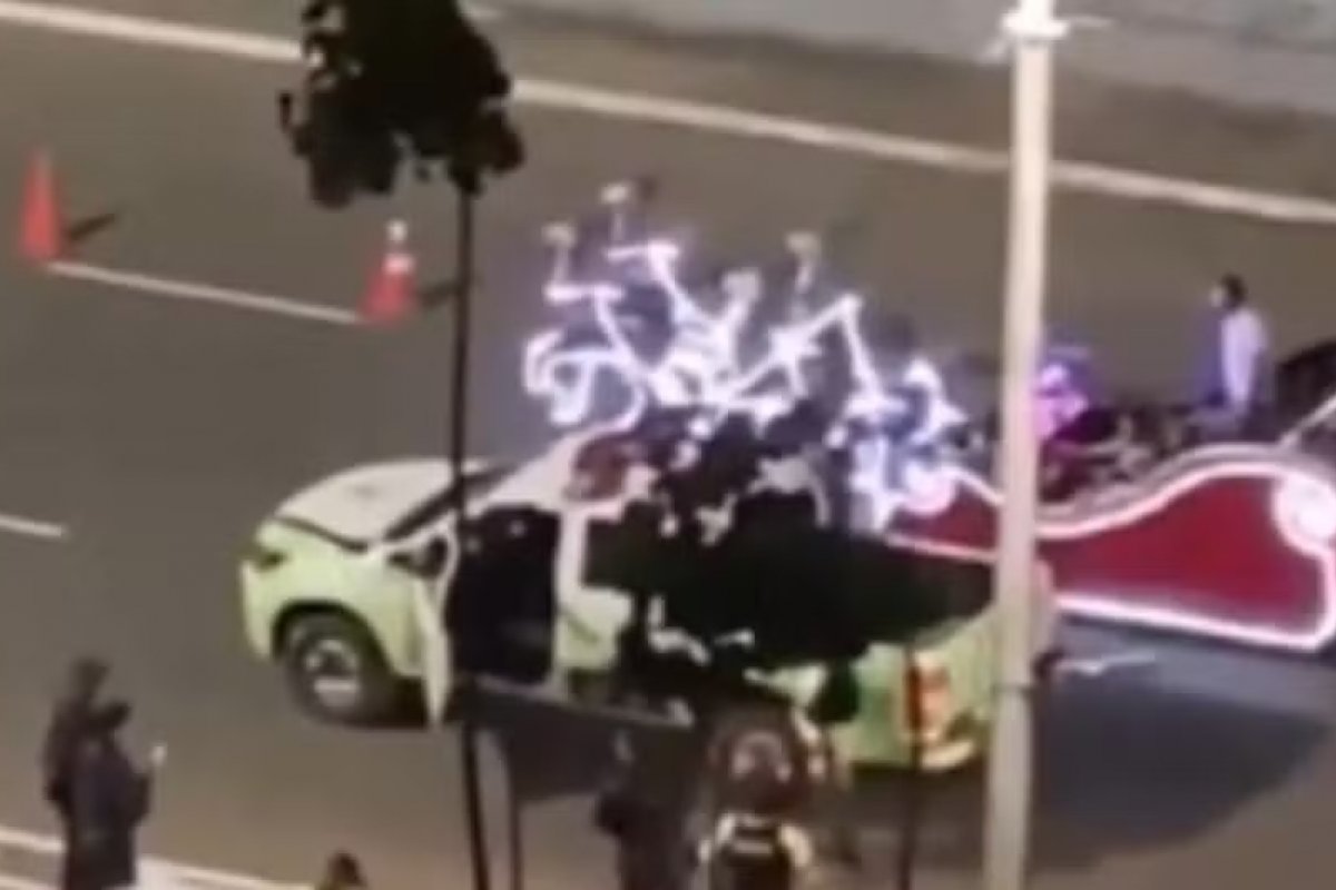 Vídeo: ajudante de Papai Noel se recusa a fazer bafômetro e tem trenó apreendido em Salvador