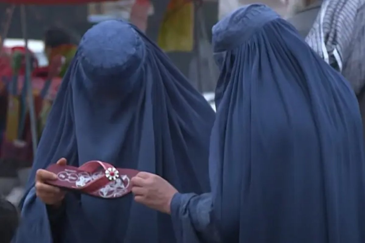 Talibã fechou salões de beleza e adotou medidas contra música em 2023