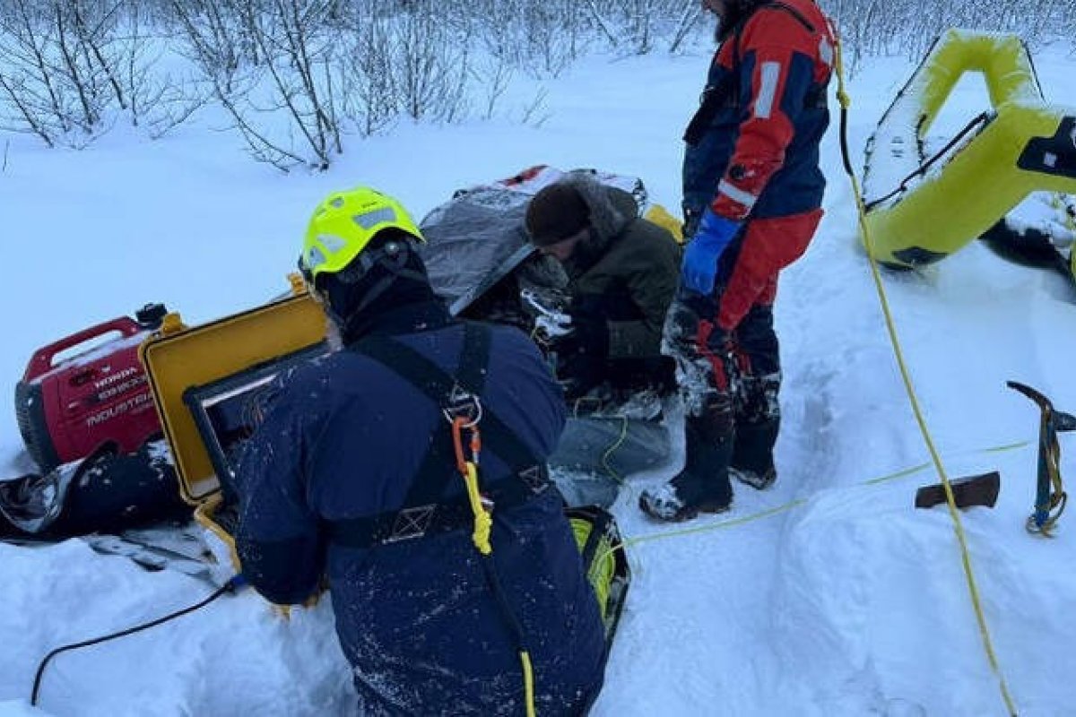 Mulher desaparece após entrar em lago congelado para salvar cachorro