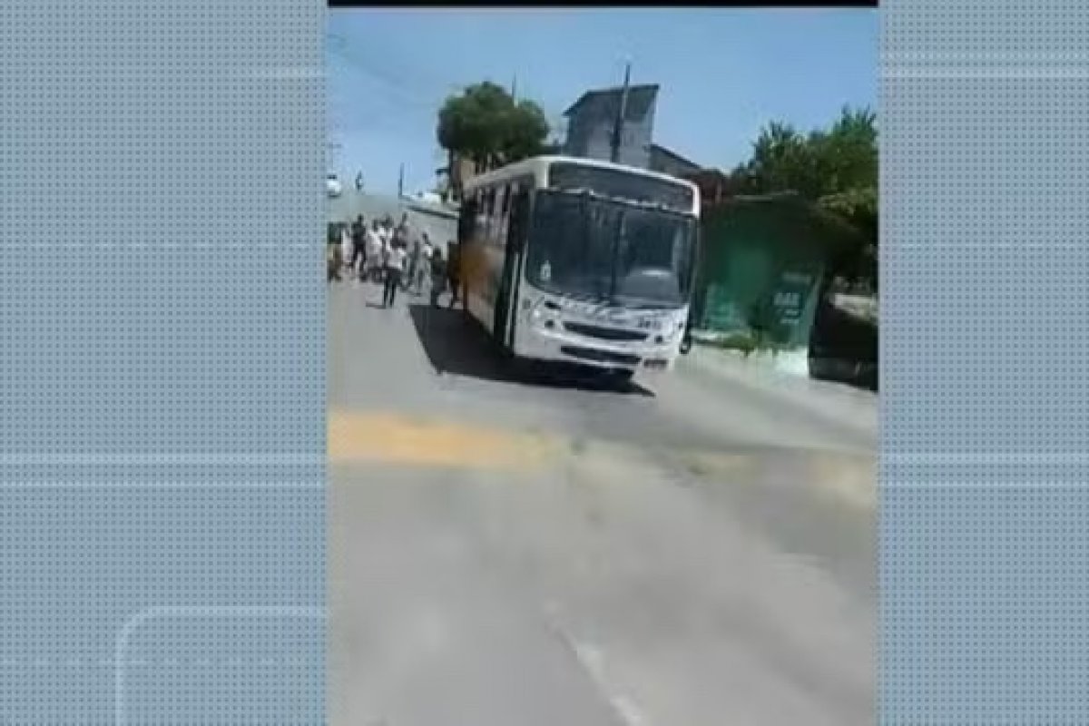 Idoso morre após ser atropelado por motocicleta e ônibus em Eunápolis