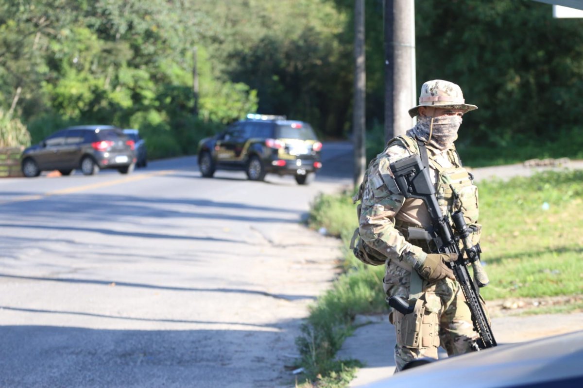 PM e FICCO Bahia encontram traficantes que exibiam armas na Ilha de Vera Cruz