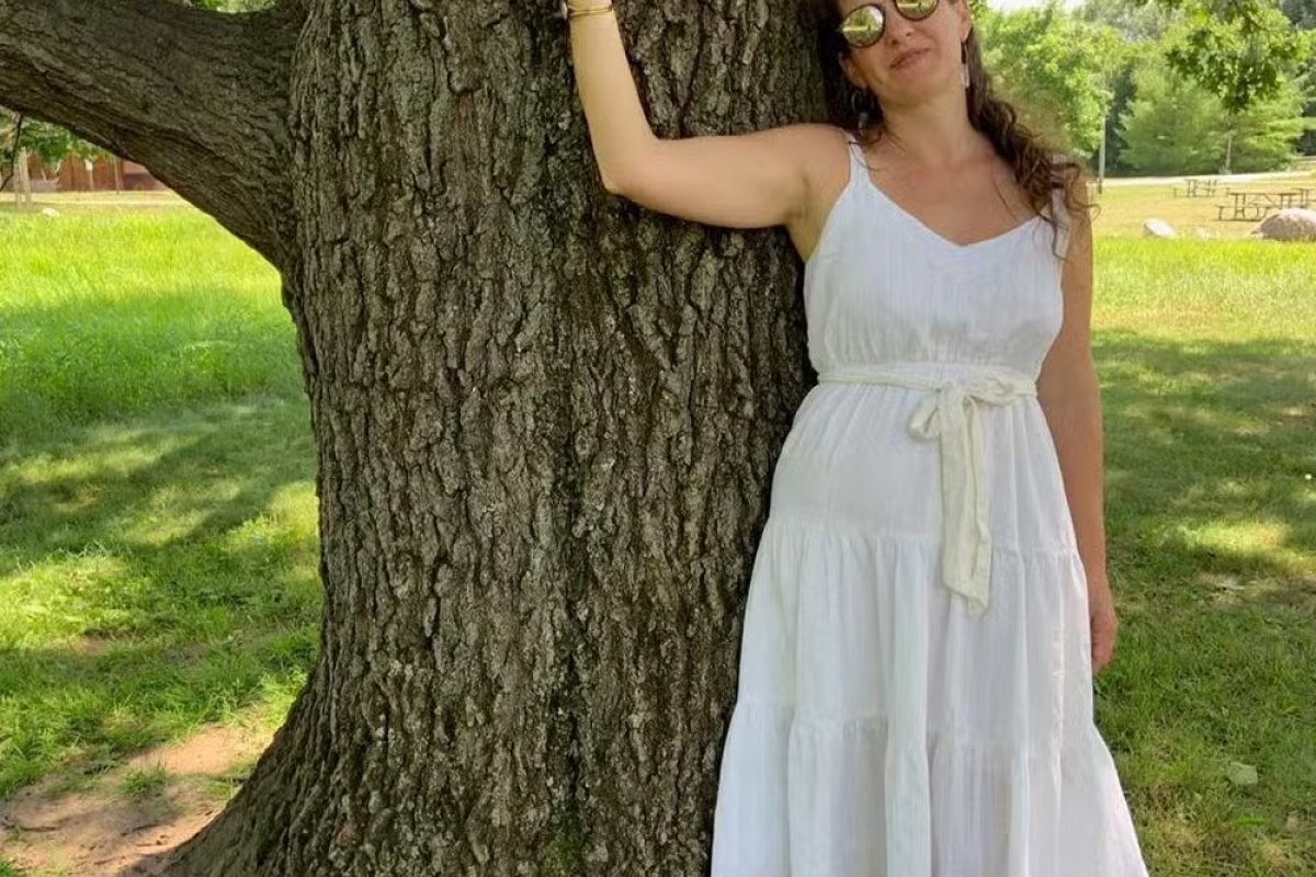 Mulher se apaixona por árvore e compartilha sua experiência nas redes sociais