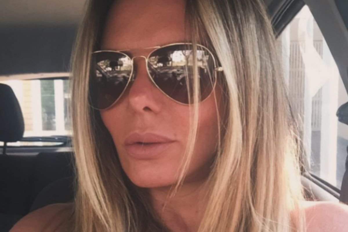 Em crise financeira, famosa vende item da grife Chanel na web!