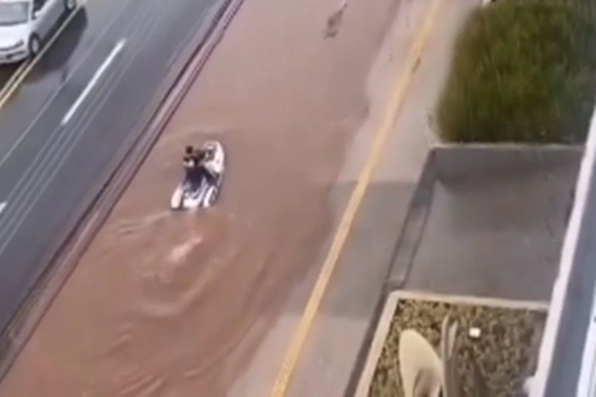 Vídeo: Após chuva intensa, homem pilota jet ski em Goiânia