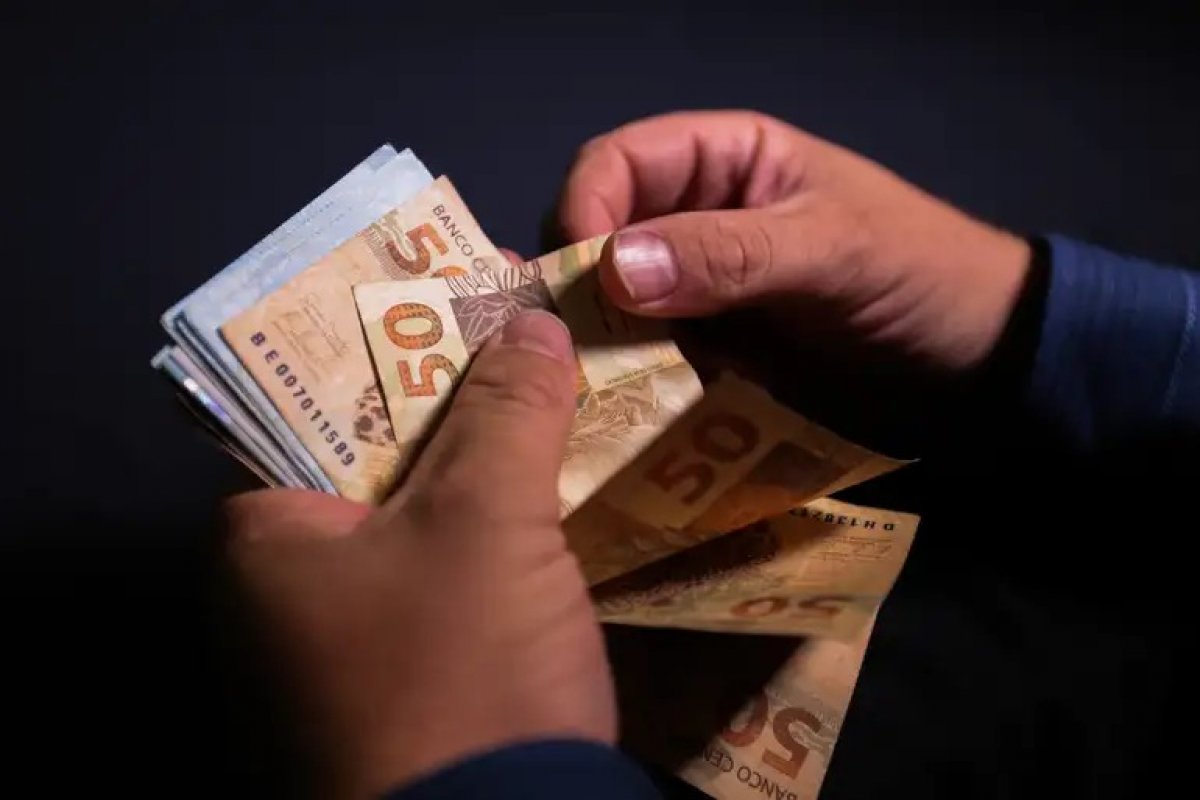 Governo publica decreto que reajusta o salário mínimo para R$ 1.412 em 2024