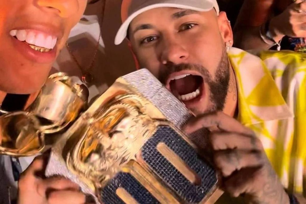 Neymar recebe cordão avaliado em R$2 milhões de influenciador que é investigado pela PF