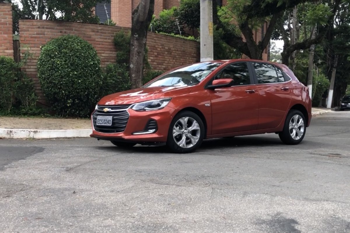 Avaliamos o novo Onix Hatch com motor turbo por 1.500km