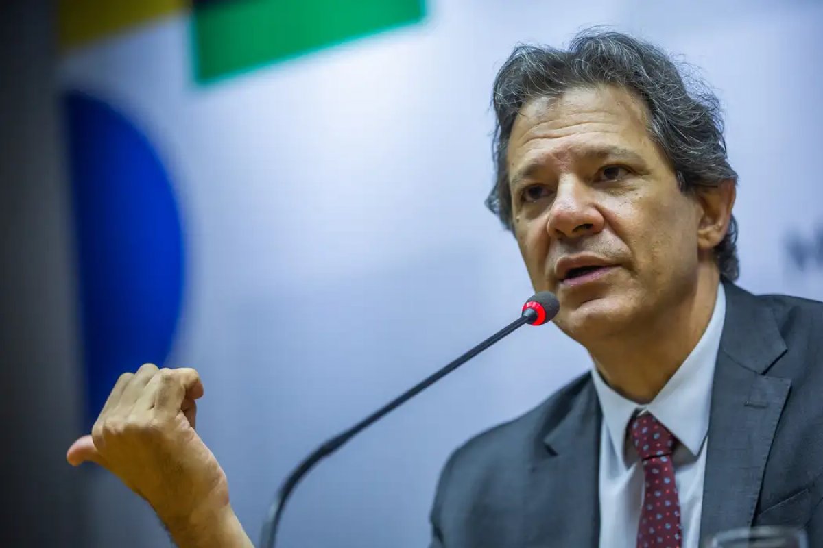 Ministro da Fazenda propõe reoneração gradual da folha de pagamento para combater déficit fiscal