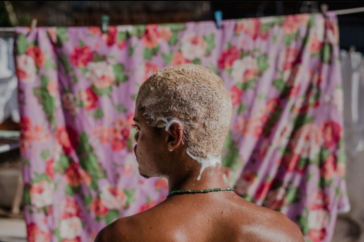 Nevou: platinar o cabelo é a tradição do final de ano que marca as comunidades