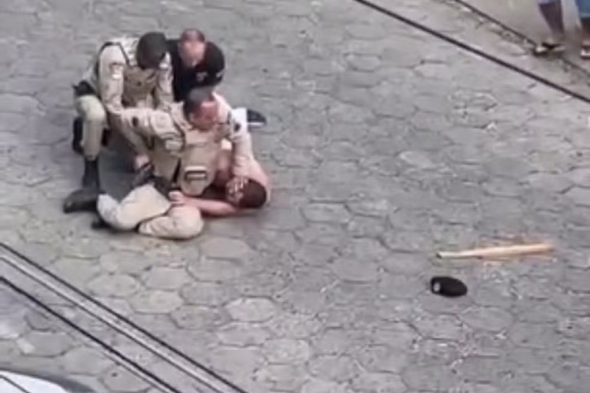 Vídeo: homem suspeito de matar tia é preso após atingir policiais com pauladas em Itapetinga