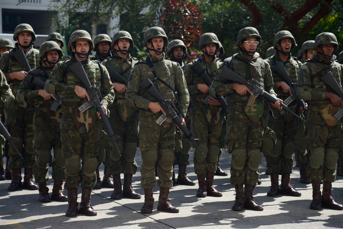 Exército paga bônus mesmo sem atingir metas e tenta esconder informação