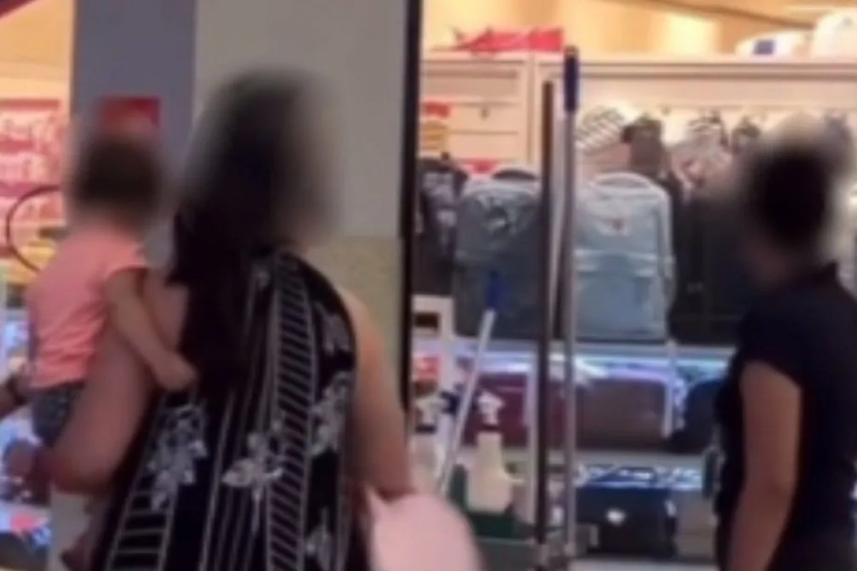 Vídeo: Auxiliar de limpeza em xingada por cliente em shopping em Minas Gerais