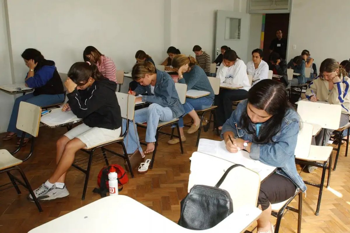 Ministério da Educação anuncia que poupança de incentivo a estudantes do ensino médio terá R$ 6,1 bilhões