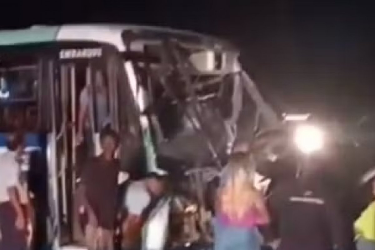 Motorista de ônibus morre em colisão frontal com carro na BA-522