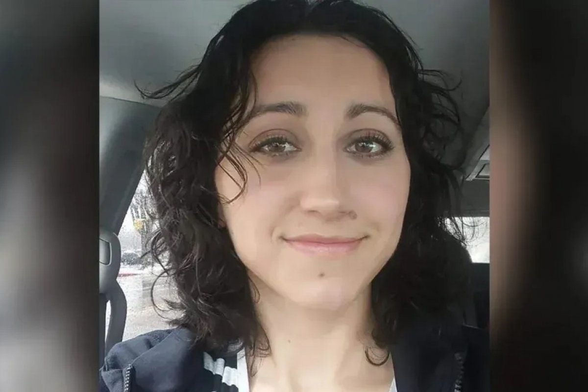 Polícia do Colorado faz buscas por mulher suspeita de matar dois filhos