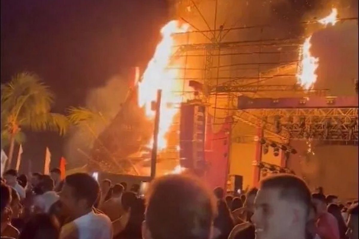 Vídeo: festa de Réveillon em Maceió é frustrada depois de estrutura do palco pegar fogo
