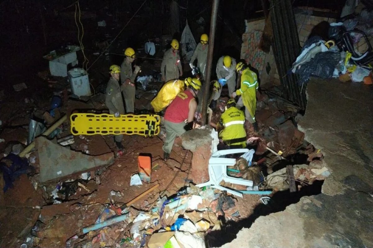 Homem morre soterrado após casa desmoronar durante chuva em Goiânia