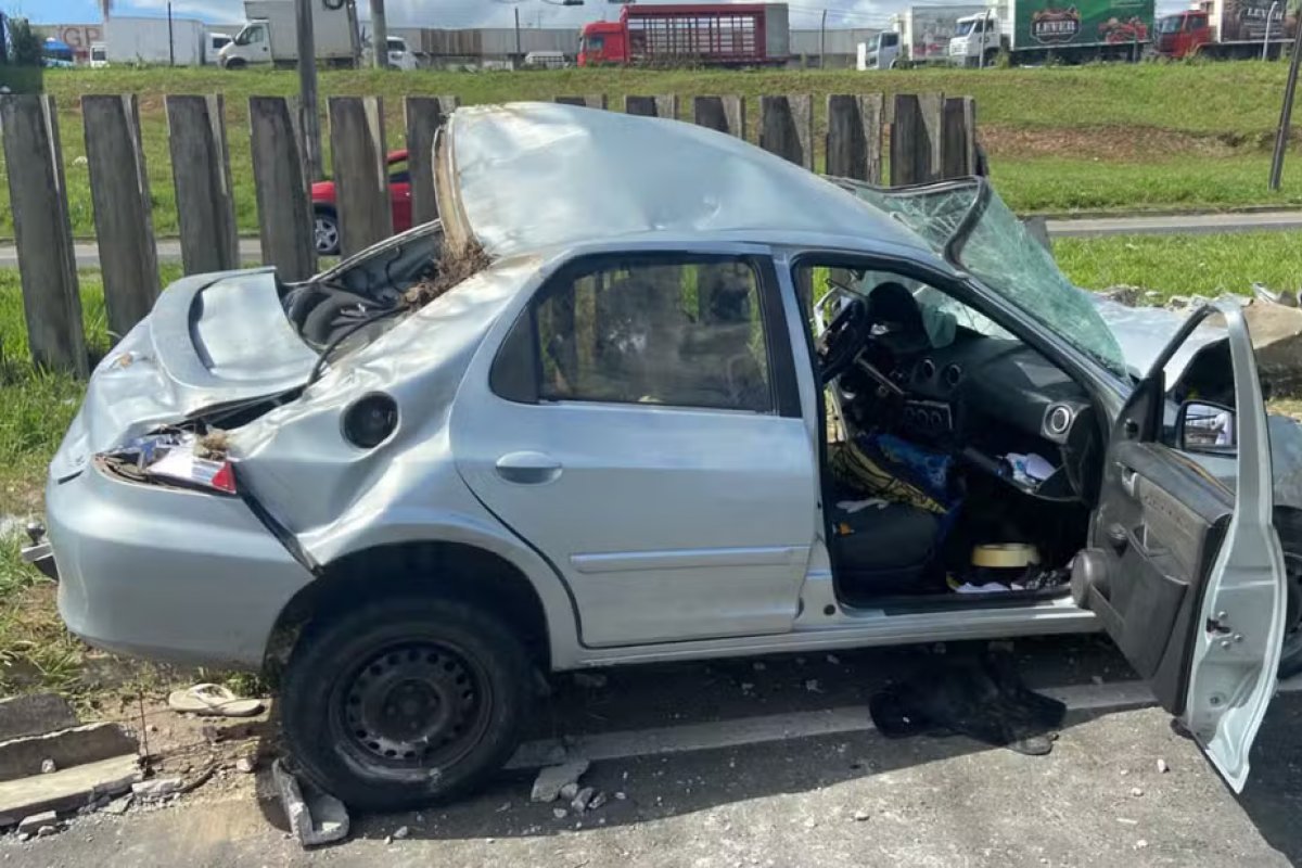 Três pessoas ficam feridas em acidente de carro na BA-526, em Salvador