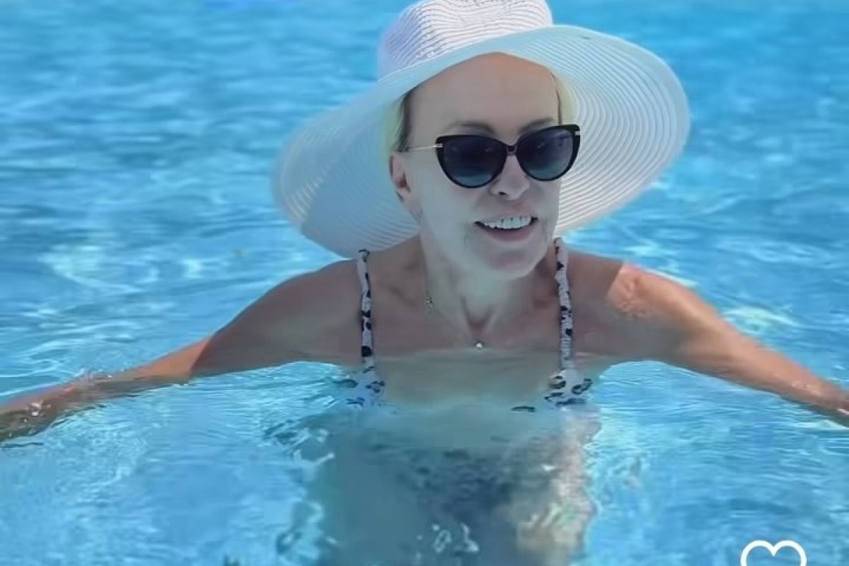 Ana Maria grava vídeo diretamente de sua piscina para saudar 2024. Assista;
