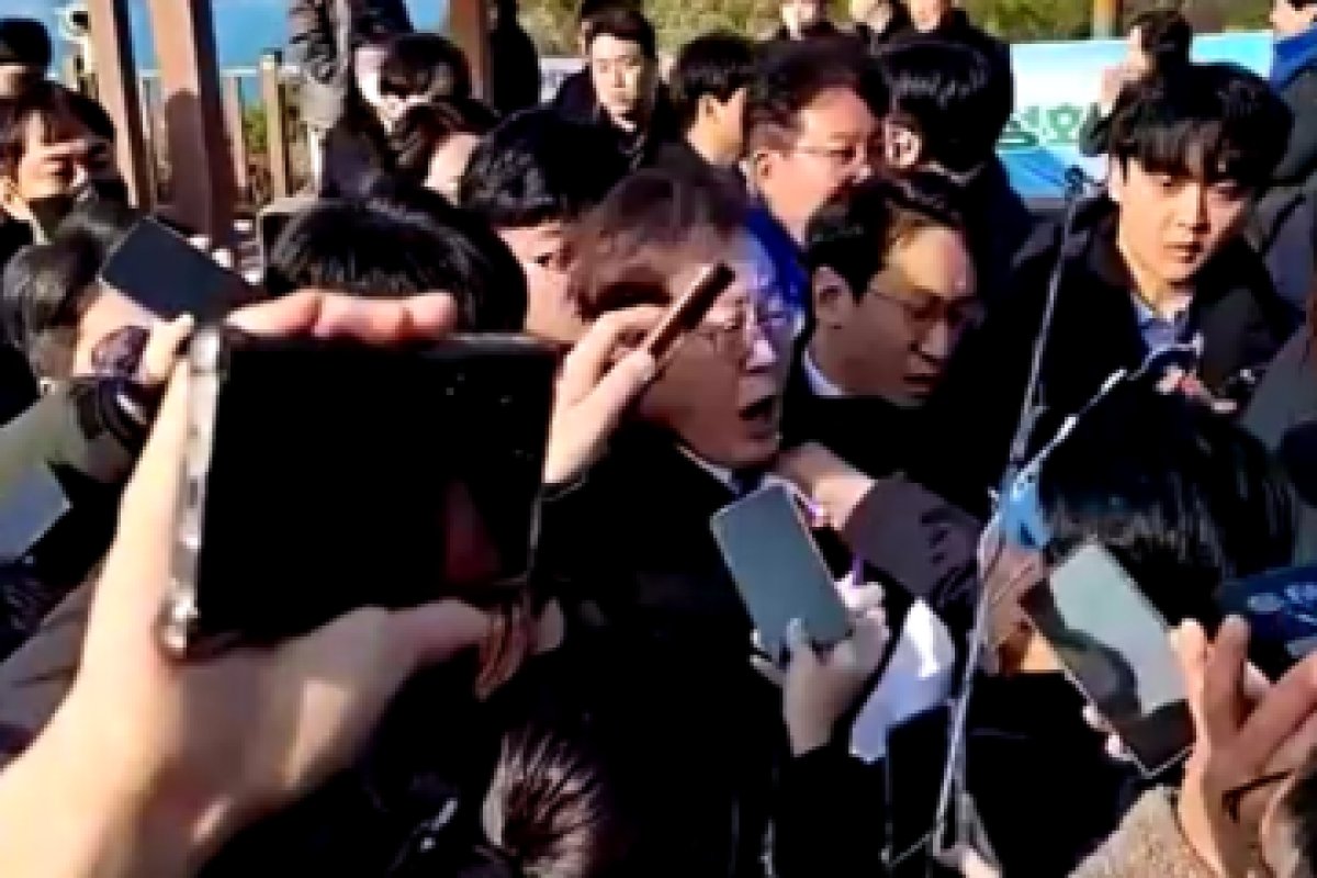 Líder da oposição na Coreia do Sul é esfaqueado no pescoço