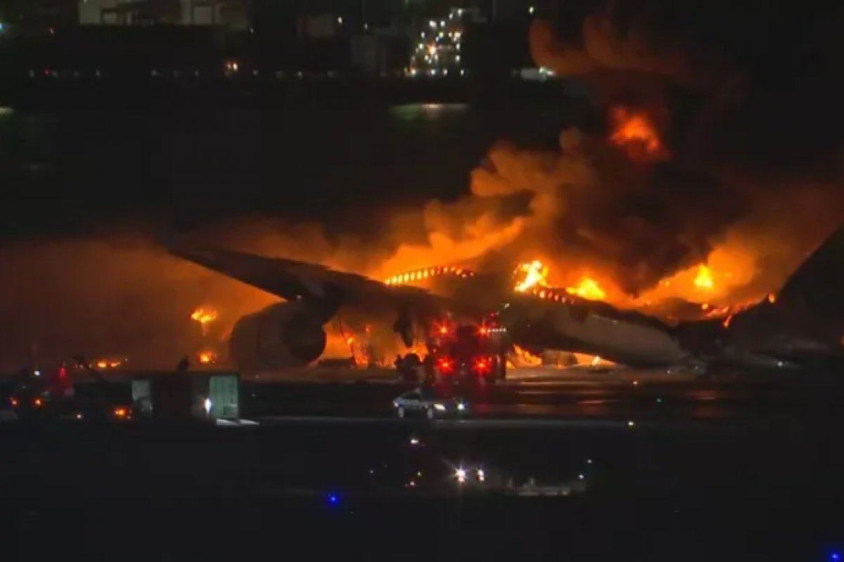 Avião com quase 400 passageiros pega fogo após colisão no Japão