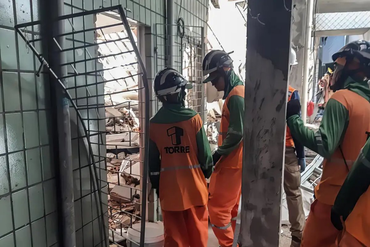 Após mais de 34h, Bombeiros ainda buscam por vítimas de prédio que desabou em Aracaju