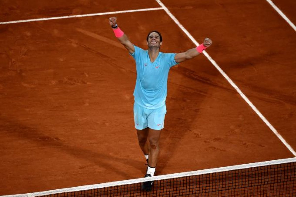 Rafael Nadal retorna ao tênis com vitória no Torneio de Brisbane após um ano de ausência