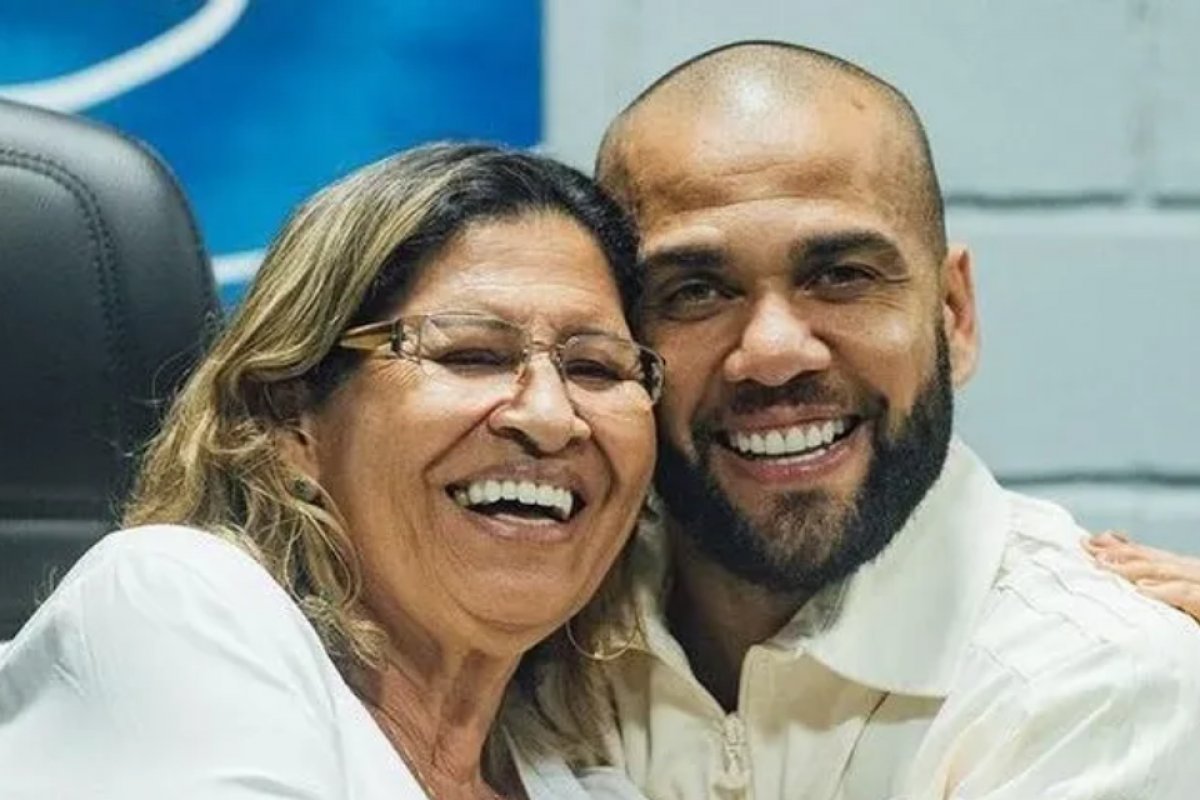 Mãe de Daniel Alves expõe mulher que acusa filho de estupro