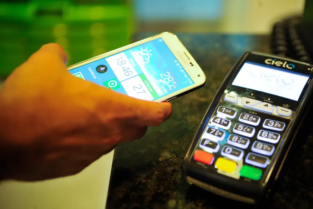 Juros do rotativo passam a ser limitados a 100% a partir desta quarta-feira (3)