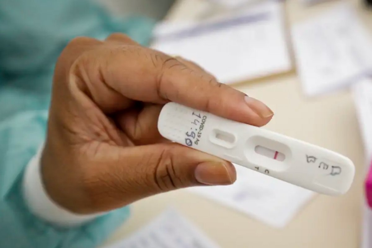 Nova variante JN.1 do COVID-19 apresenta sintoma incomum: ansiedade pós-infecção