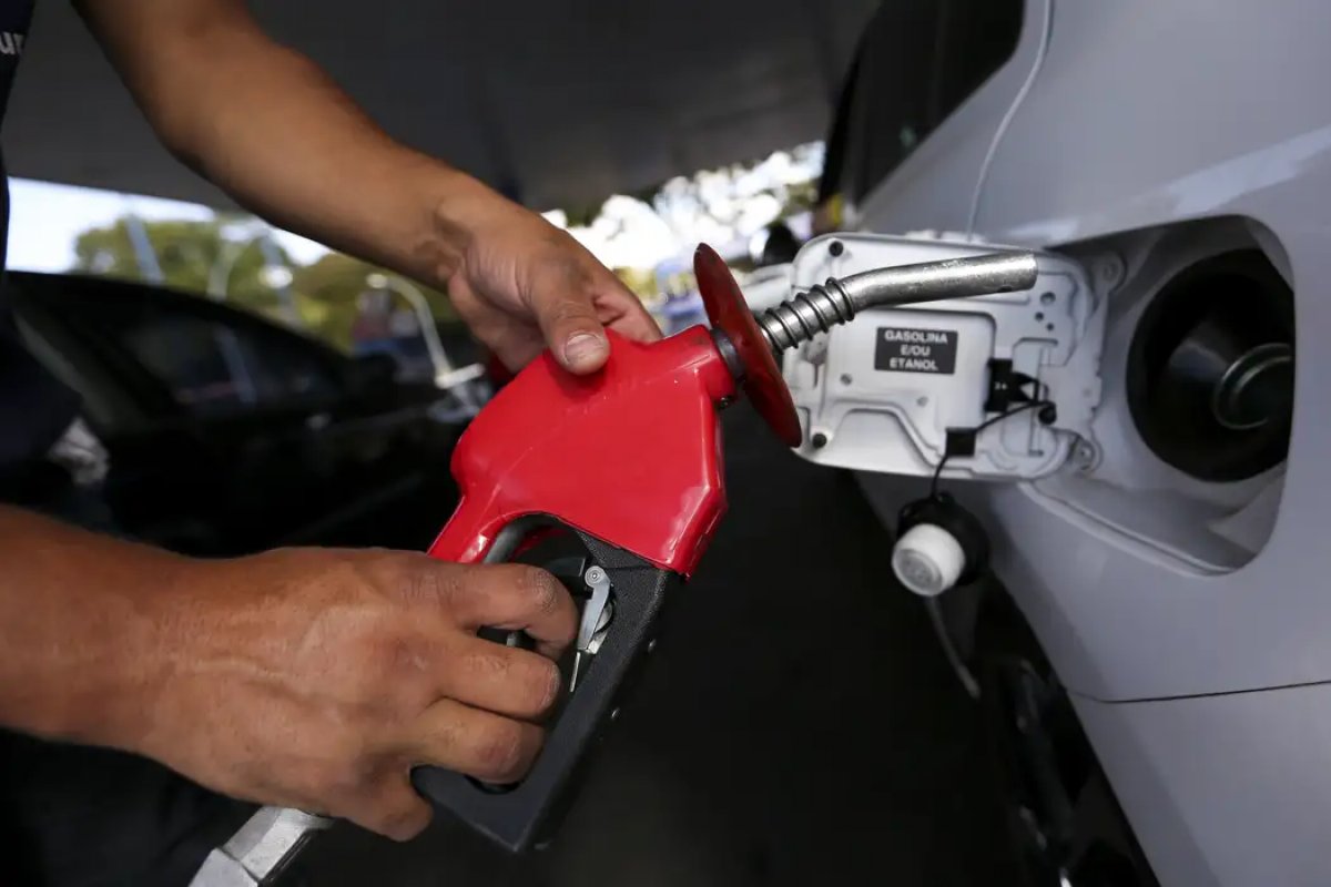 Com preço médio do etanol em R$ 2,79, veja onde vale a pena abastecer em cada estado