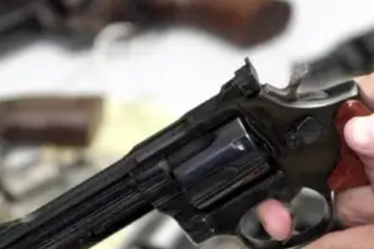 Pai e filho são presos após criança atirar e matar menino nos EUA