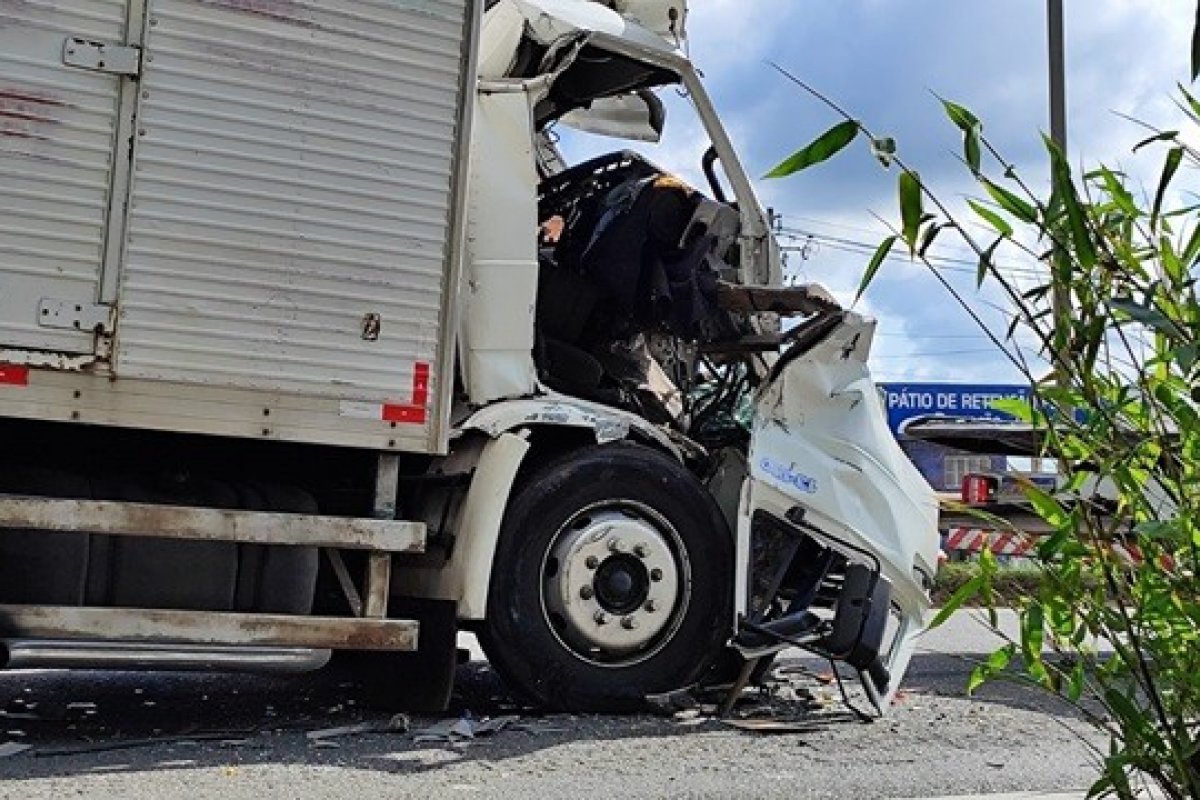 Acidente na BR-324 deixa dois feridos próximo a Feira de Santana