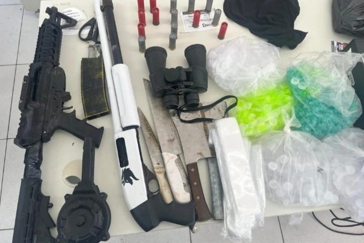 PM encontra duas armas de fogo, facas e munições em Vera Cruz