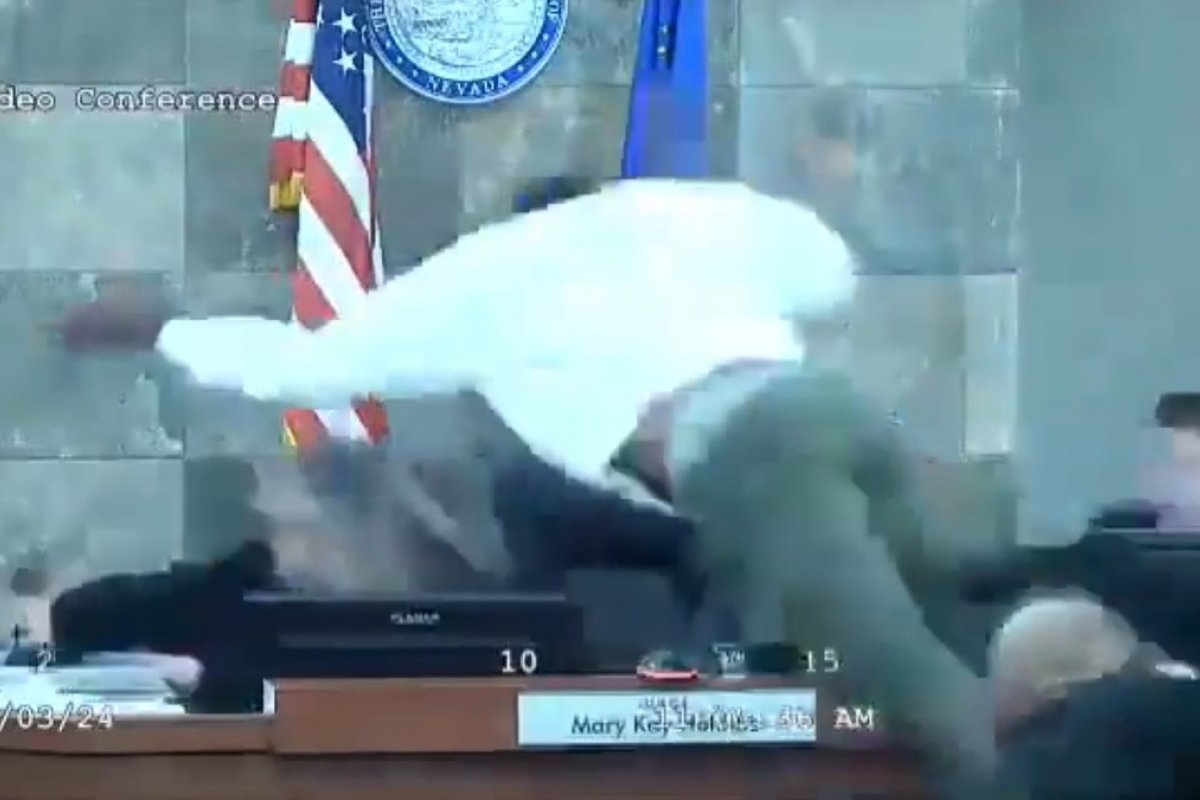 Vídeo: Homem ataca juíza em tribunal após ouvir sentença por agressão