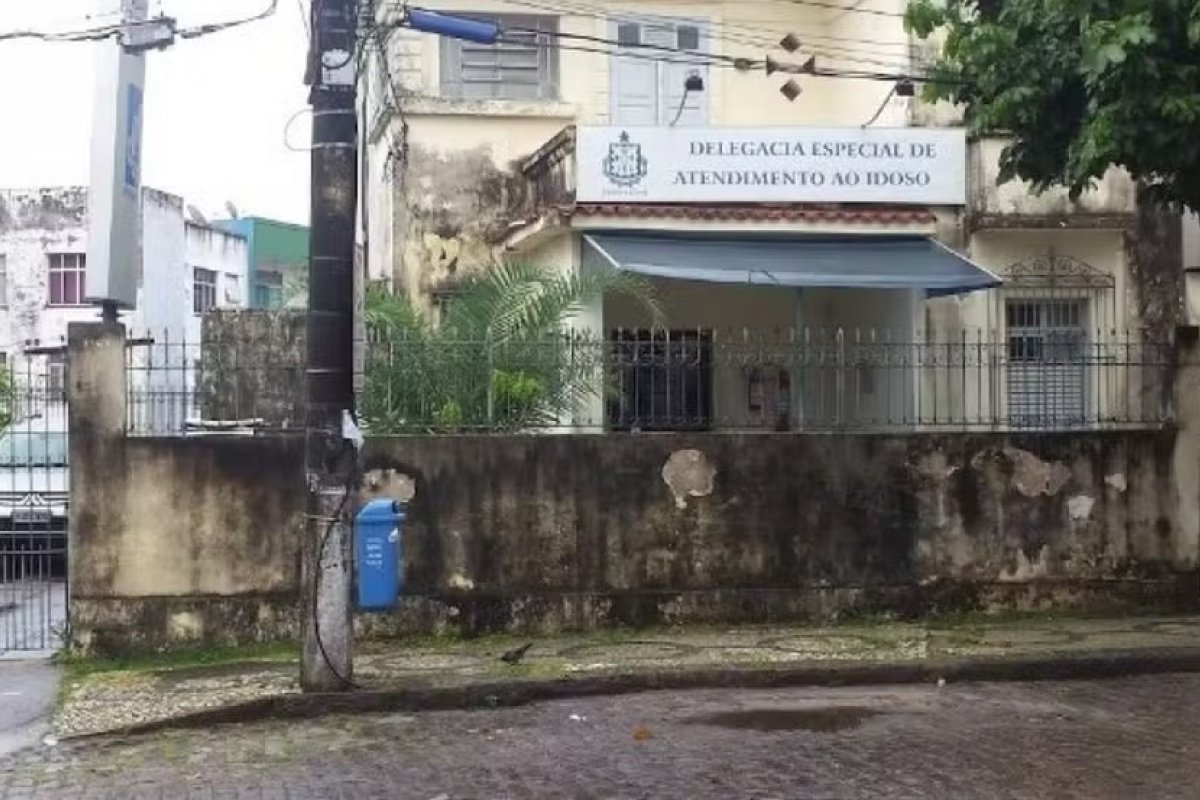 Idoso com Alzheimer é retirado de cárcere privado em Salvador