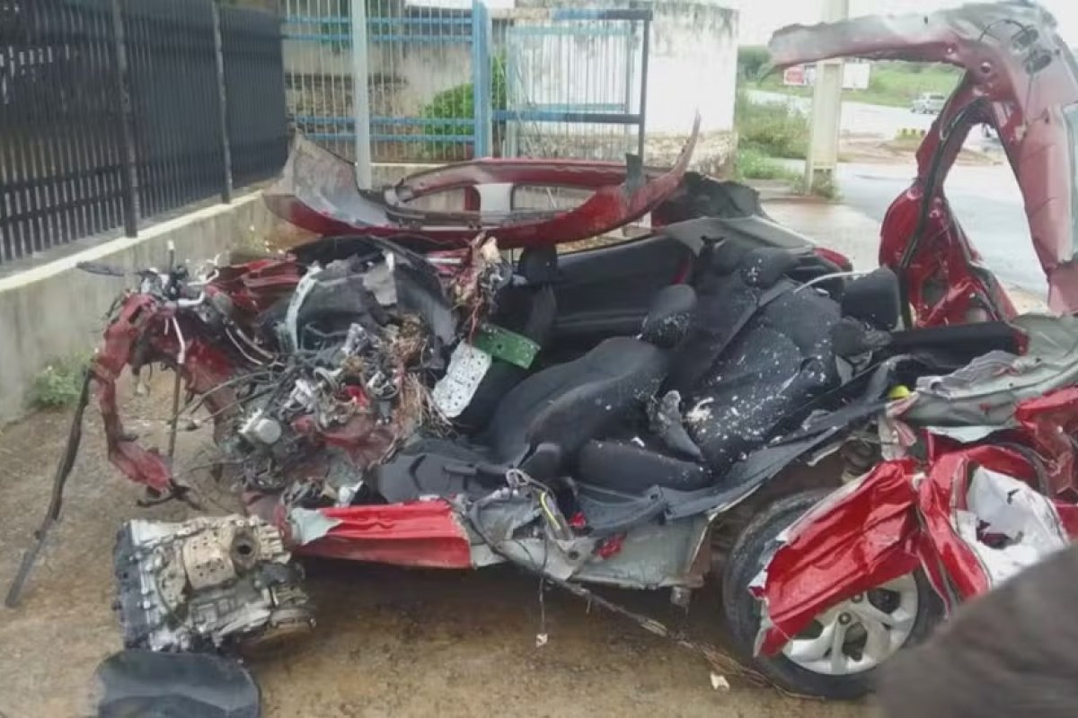 Motorista de carro morre depois de colidir com carreta no sudoeste da Bahia