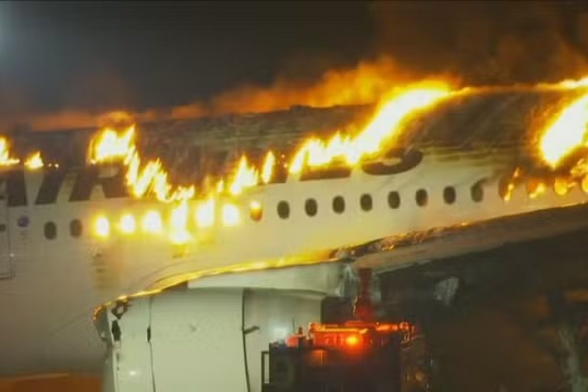 Investigação do acidente aéreo em Tóquio revela desconhecimento inicial dos pilotos sobre o incêndio