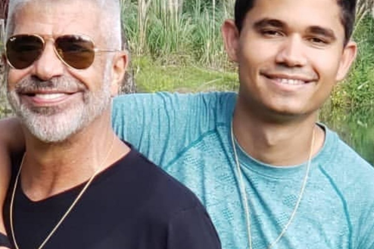 Baiano que namora Lulu Santos posta foto beijando o cantor