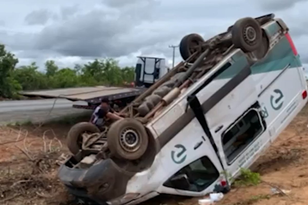 Ambulância com cinco pessoas capota no oeste da Bahia
