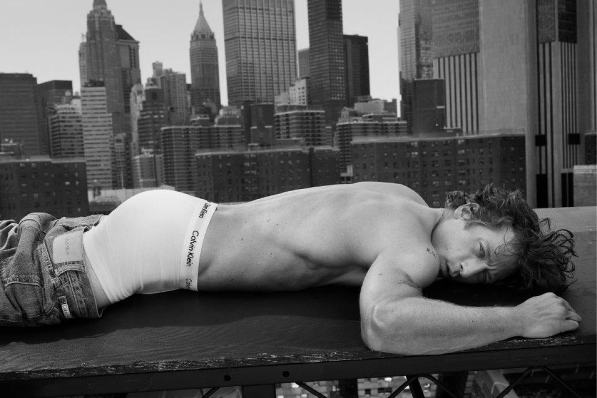 Calvin Klein revela a primeira parte de sua campanha de Spring 2024 estrelada por Jeremy Allen White!