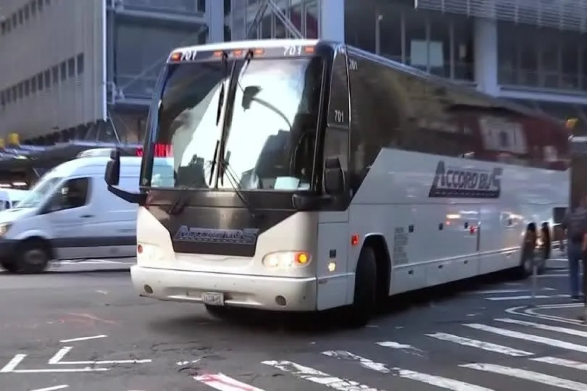 Prefeitura de Nova York processo empresa de ônibus por transportar imigrantes ilegais