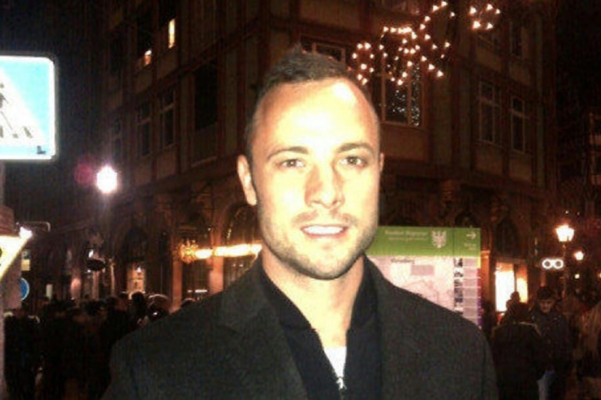 Ex-atleta condenado por matar a namorada deixa a prisão