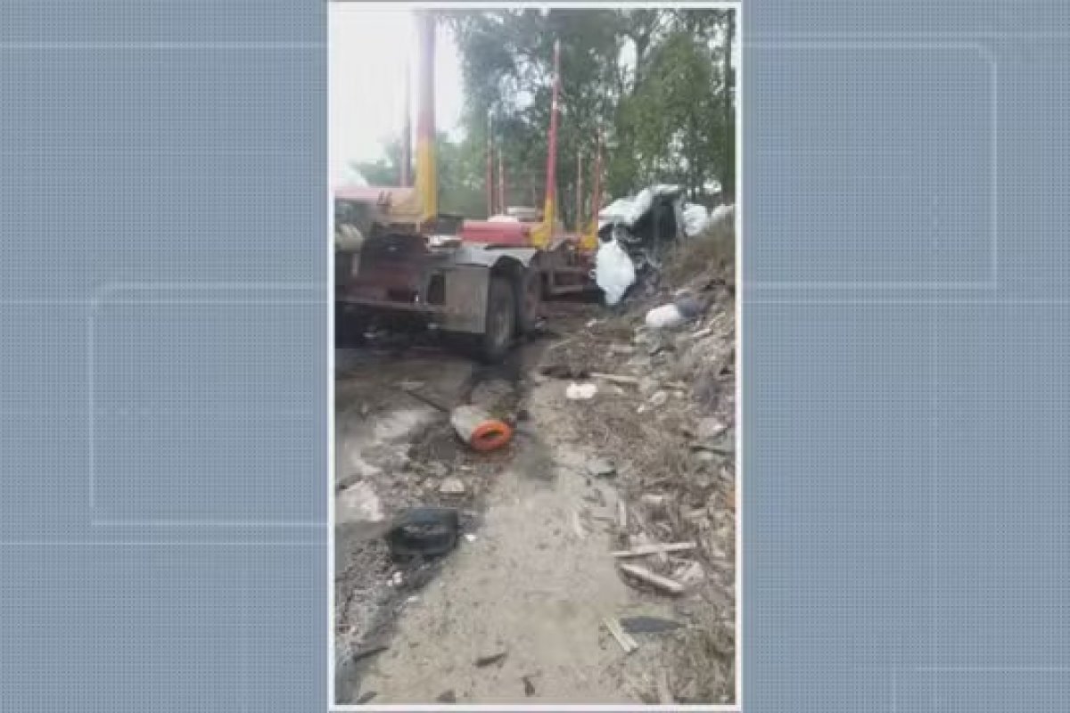 Batida entre caminhão e carreta na BR-101 deixa dois mortos e um ferido