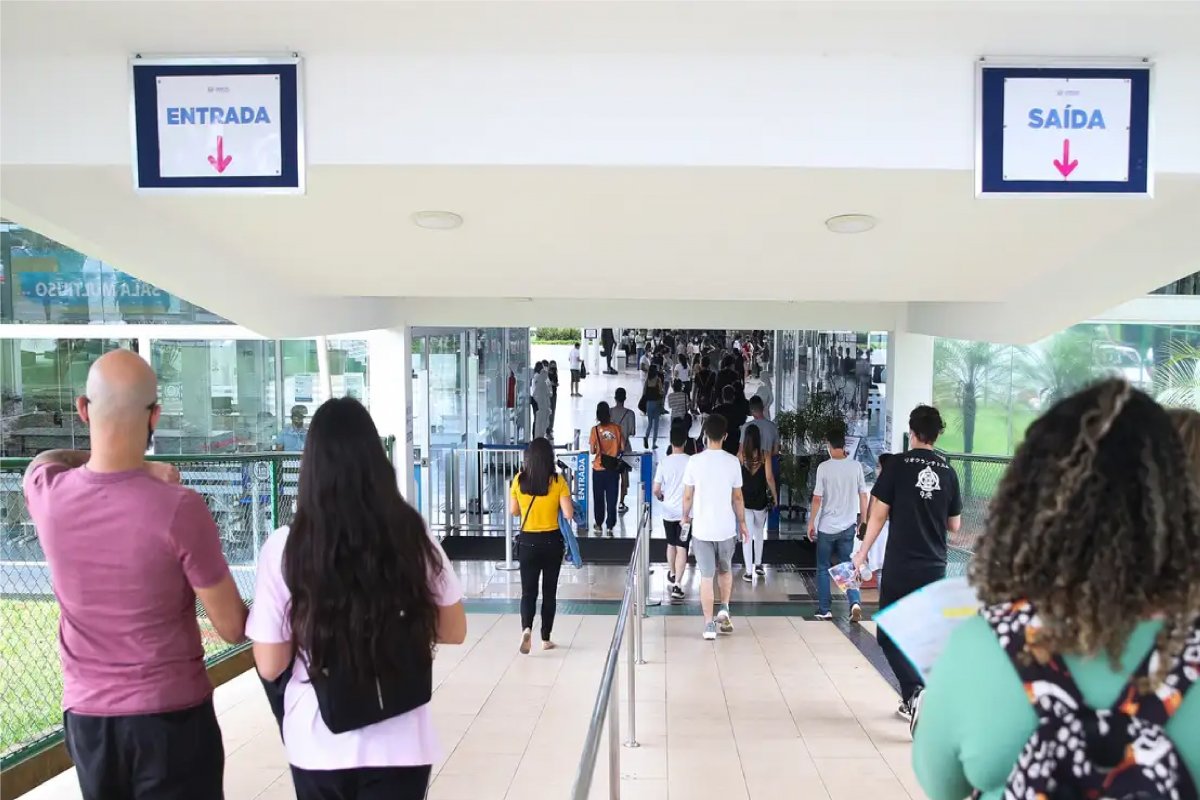 75% dos estudantes brasileiros desejam cursar ensino superior fora do país