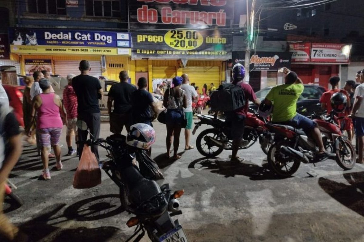 Vídeo: Funcionários e clientes de loja são feitos refém em assalto na cidade de Ilhéus