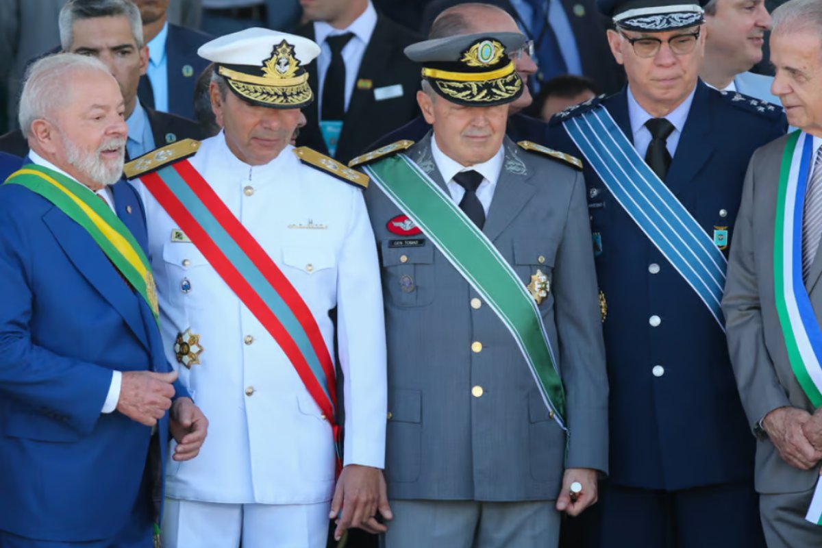 Lula engaveta projeto que dá fim às pensões de filhos de militares