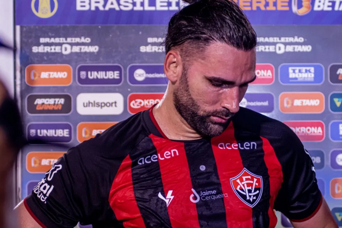 Léo Gamalho, jogador do Vitória, enfrentará cirurgia no joelho e pode ficar até 60 dias afastado dos gramados